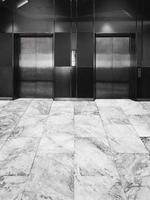 elevador moderno com portas fechadas no lobby. foto