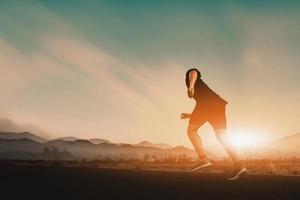 cara jovem gosta de correr lá fora com uma bela noite de verão na zona rural. foto