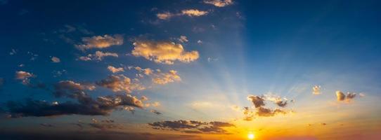 belo pôr do sol com fundo natural de céu azul e nuvens. foto