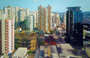 fundo do horizonte da cidade. papel de parede grátis cidade grande. foto