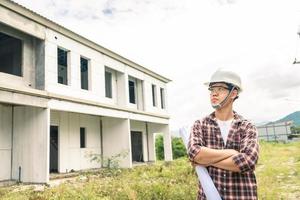 jovem asiático verificando casa com supervisor de engenharia de inspeção de casa construção de casa inspeção de casa com vista e apontando construção para verificação de construção de casa no local de trabalho para construção 2021 foto