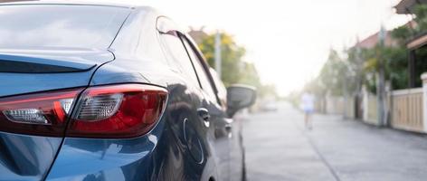 fechar o carro na estrada automotiva de rua no fundo do pôr do sol para transporte, viagem da natureza para veículo auto paisagem iluminar o sol para viagem viagem viagem verão e estilo de vida foto