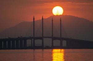 manhã gema de ovo nascer do sol sobre a ponte de penang foto