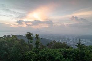 manhã nascer do sol nuvem colorida na colina de penang foto