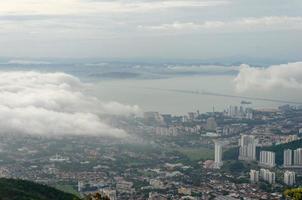 nuvem baixa da manhã da cidade de penang foto