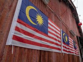 a bandeira da malásia está pendurada na parede. foto