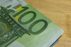 notas de euro em envelope marrom de salário. foto