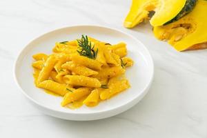 macarrão penne com molho cremoso de abóbora com abóbora foto