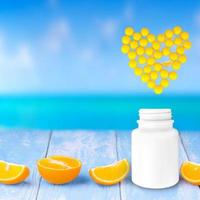 coração de medicamentos amarelos, comprimidos e cápsulas para o tratamento de doenças cardíacas em uma mesa de madeira foto
