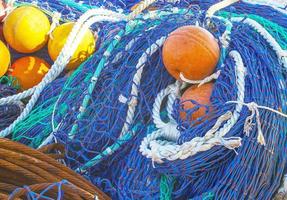 a rede de pesca colorida com flutuadores. foto