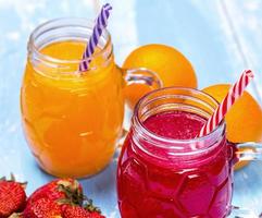 coquetéis de morango e laranja frescos com frutas foto