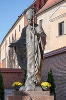 cracóvia, polônia, 2014. estátua do papa john paul em cracóvia foto