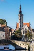 bruges, bélgica, 2015. turistas desfrutando de um passeio de barco por bruges foto