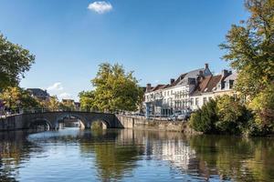 bruges, bélgica, 2015 ponte sobre um canal em bruges flandres ocidental na bélgica foto