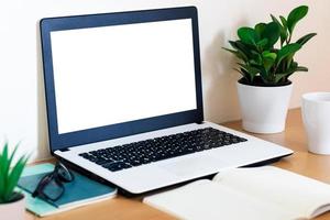 maquete cópia espaço computador notebook laptop conceito, teclados no computador portátil com tela de cópia balnk para o seu conteúdo de publicidade, tela branca. foto
