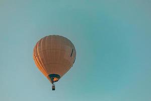 balão de ar quente, silhueta por do sol com moinhos de vento no horizonte. esporte ao ar livre, atividade recreativa