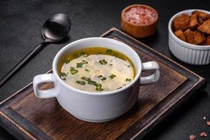 sopa de ervilha fresca em tigela sobre fundo preto. cozinhando em casa foto