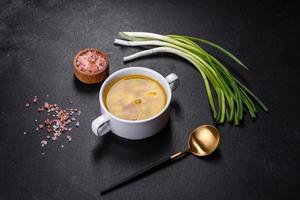 sopa de ervilha fresca em tigela sobre fundo preto. cozinhando em casa foto