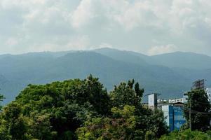 montanhas verdes exuberantes nas planícies de inverno, conceito de turismo de montanha com espaço de cópia. foto