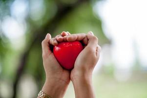 imagens de mão e mão e corações vermelhos e amor conceito de dia dos namorados com espaço de cópia foto