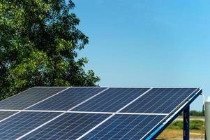 células solares convertem a energia solar do sol em energia. conceito de célula solar com espaço de cópia foto