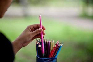 fotos de mão e lápis, conceito de educação de cor de fundo verde com espaço de cópia