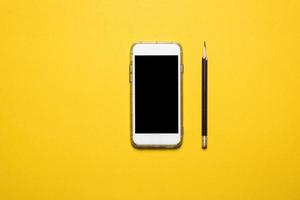 telefones, dispositivos de comunicação colocados em um conceito de tecnologia de fundo amarelo com espaço de cópia foto