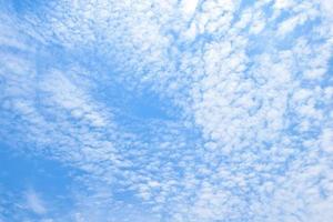 fundo do céu com nuvem. natureza abstrata, céu azul com algumas nuvens dá uma sensação de brilhante, aberto e arejado foto