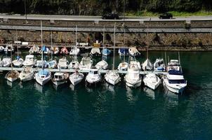 barcos e carros em savona foto