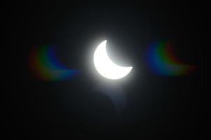 eclipse solar brilhante com reflexo foto