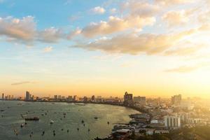 cidade de pattaya no nascer do sol. a luz dourada do sol brilhando no lado direito. foto