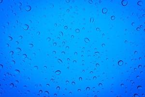 gotas de água em um copo azul, abstrato azul. foto