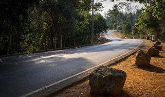 estrada para o parque nacional khao yai tailândia. foto