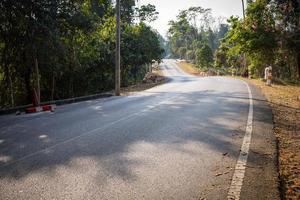 estrada para o parque nacional khao yai tailândia. foto