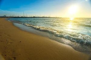 sol de areia do mar e praia no verão em pattaya tailândia. foto