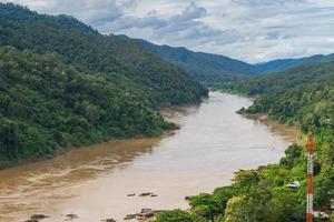 rio salween na província de mae hong son entre a tailândia e a fronteira de mianmar foto