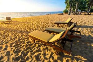 cadeira de praia na areia em pattaya tailândia. foto