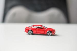 brinquedo de carro vermelho. seguro de carro, garantia, aluguel, financeiro, novo e conceito de reparo foto