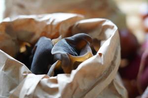 fotos de vegetais orgânicos naturais fora de foco, mercado de marcha.