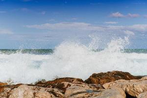 ondas na costa do mar foto