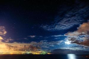 céu estrelado da noite. nublado foto