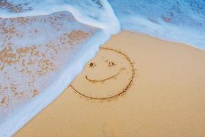 sorridente na areia. foto