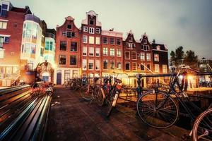 bela vista noturna calma da cidade de amsterdã foto