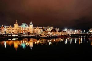 bela noite em amsterdã. iluminação de prédios foto