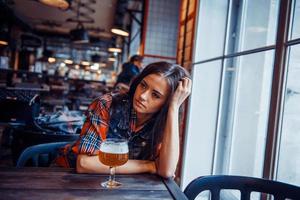 a garota no café com um copo de cerveja. processamento de arte e ret foto