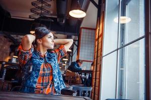 a garota sentada em um café. processamento de arte e retoque de fotos