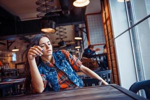 a garota sentada em um café. processamento de arte e retoque de fotos