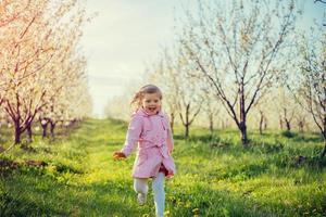 a menina que corre em dia ensolarado de primavera. processamento de arte um foto