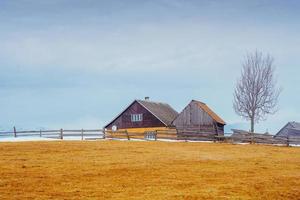 o início da primavera nas montanhas foto