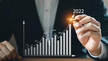 conceitos de análise de negócios e conceitos financeiros, planos de crescimento de negócios e adição de indicadores positivos de crescimento de negócios e financeiro em 2022. foto